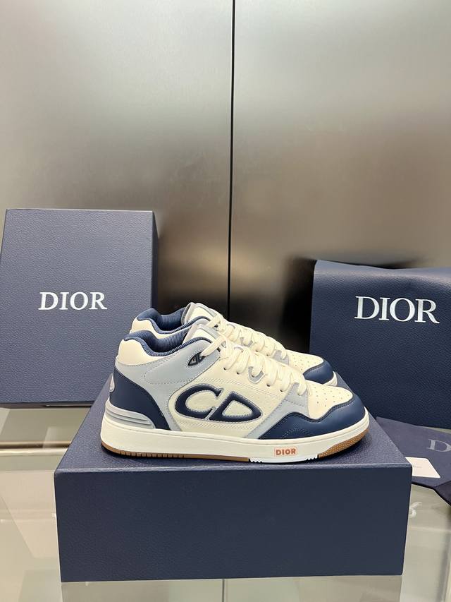 出厂价P Dior重磅款B57 春季男装系列新品 重新诠释篮球鞋设计，成为 Dior 的经典单品。采用海军蓝色和白色光滑牛皮革精心制作，搭配灰色绒革，侧面展示皮