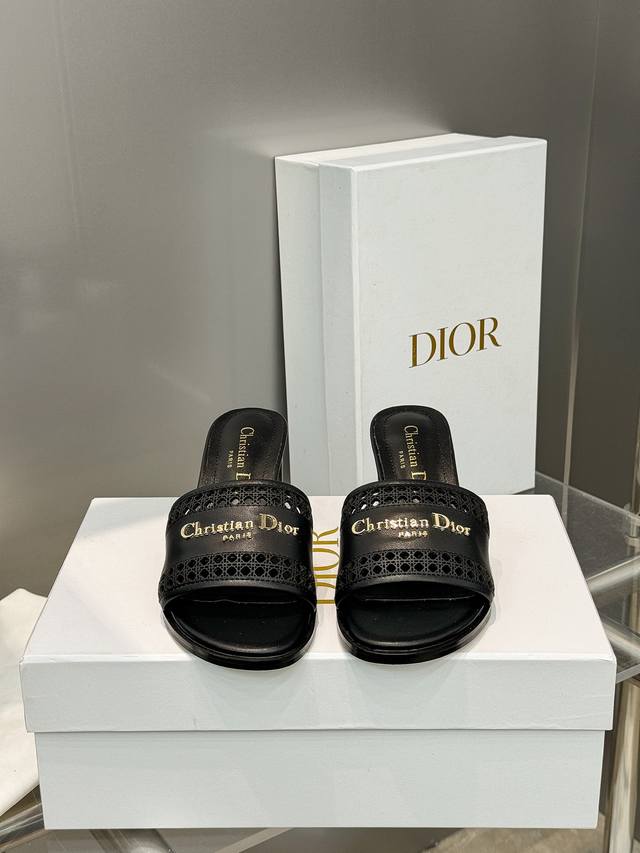 出厂价Pp： 迪奥 Dior 2025 春夏新款 D-Lane 果冻色镂空女鞋 Cd字母Logo五金扣平底圆头露趾凉拖鞋 市面顶级版本 独家发售 材质:鞋面进口