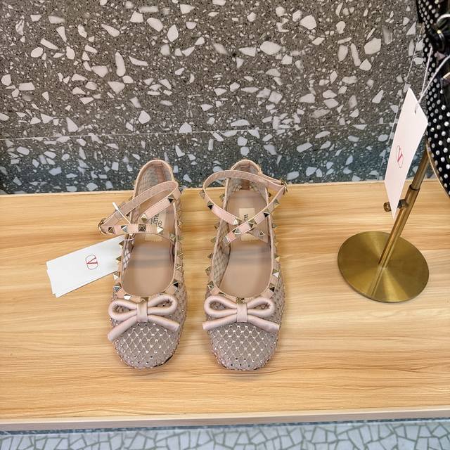 Valentin*新款Rockstud仿水晶装饰网格芭蕾舞平底鞋 铆钉+水晶网格搭配芭蕾舞鞋元素 让人眼前一看 ♀♀♀简直就是甜美酷酷的完美适配 可盐可甜 我的