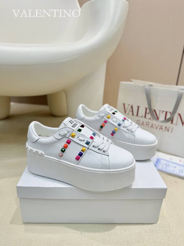 工厂P直批价： 厚底 奴家最新厚底高版本 Valentino 华伦天奴23Ss春夏厚底柳钉运动休闲鞋小白鞋 最新款 爆款系列 日本上线后一鞋难求 超级火爆 经典