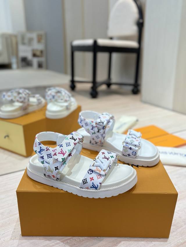 出厂价Pp： Lv 2025春夏新品 专柜Lv驴牌爆款 浮雕Logo 压花 凉拖鞋 本款 Pool Pillow Comfort 平底凉拖取材科技织物，以高频压