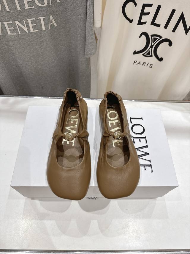 高版本出厂 Loewe罗意威2025Ss新款超软超舒适平底玛丽珍乐福鞋芭蕾舞鞋，国外购原板1：1开发～ 别致的一体鞋面设计，展露柔美风情。从华丽的裙装，到干练简