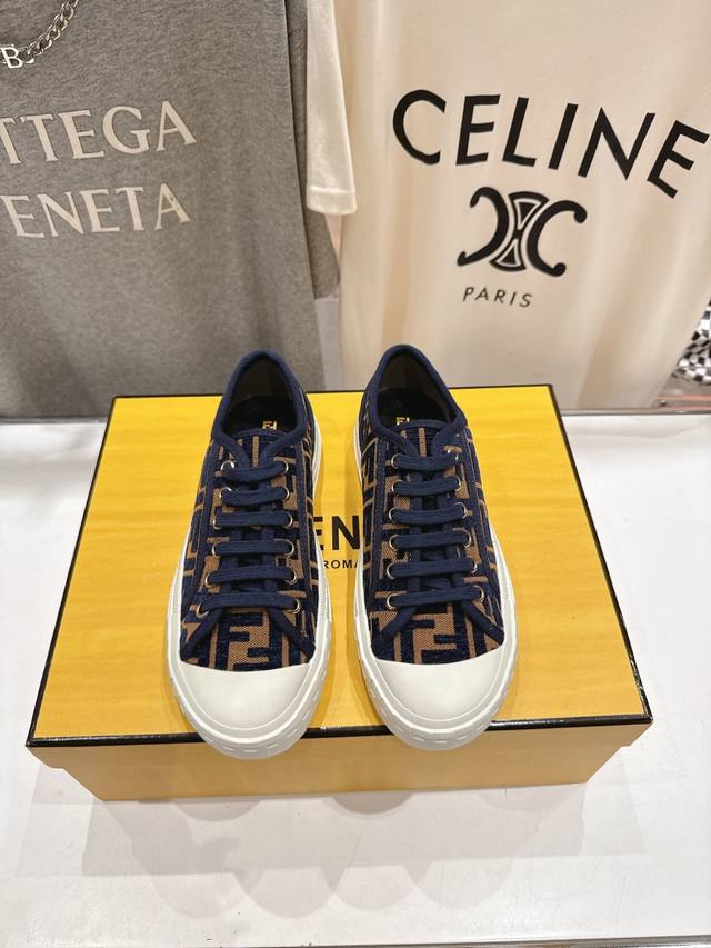 高版本出厂 情侣款 最新火爆 Fendi 芬迪25Ss新款经典版面刺绣情侣帆布鞋休闲运动鞋-全新必备款型！ 新款Domino帆布运动鞋成为深受喜爱的一款鞋履，对