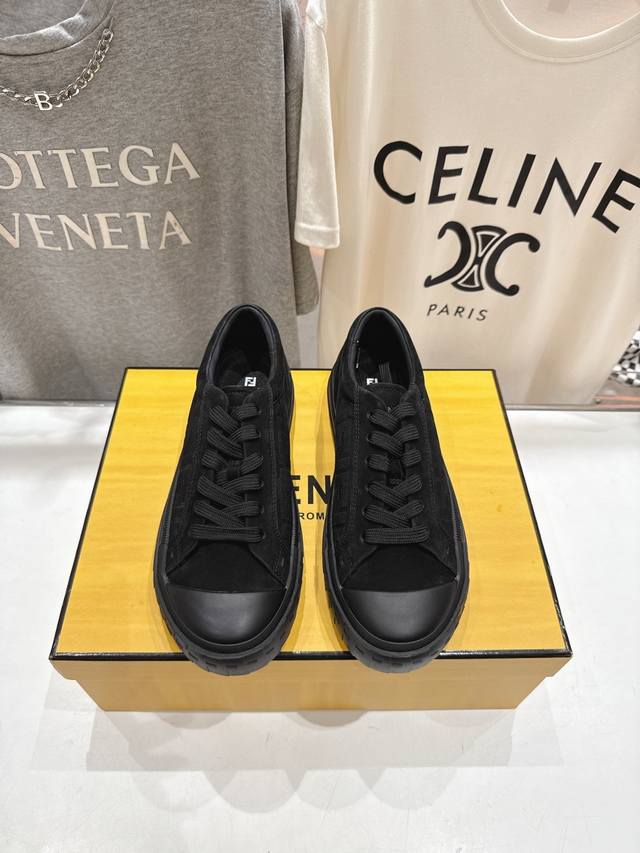 高版本出厂 男码+10.情侣款 最新火爆 Fendi 芬迪双Ff皮面压花情侣运动休闲鞋-全新必备款型！ 新款Domino休闲鞋成为深受喜爱的一款鞋履，对于想打造