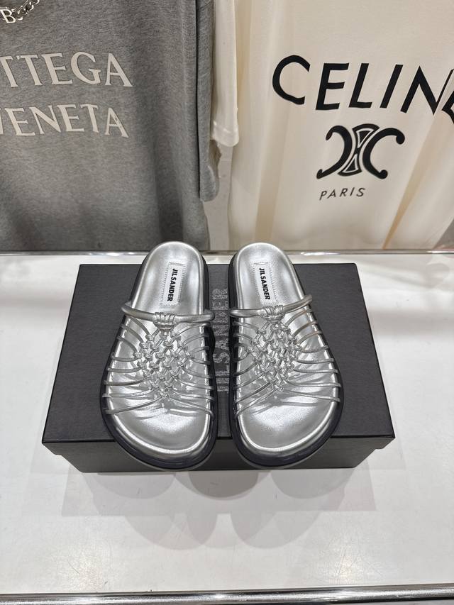 高版本出厂 Jil Sander 吉尔桑达 25Ss最新编织皮网沙滩平底拖鞋 Jennie演唱会穿着用款 订购火爆超级Jue闭眼入都是不会后悔 搭配还是可咸可甜