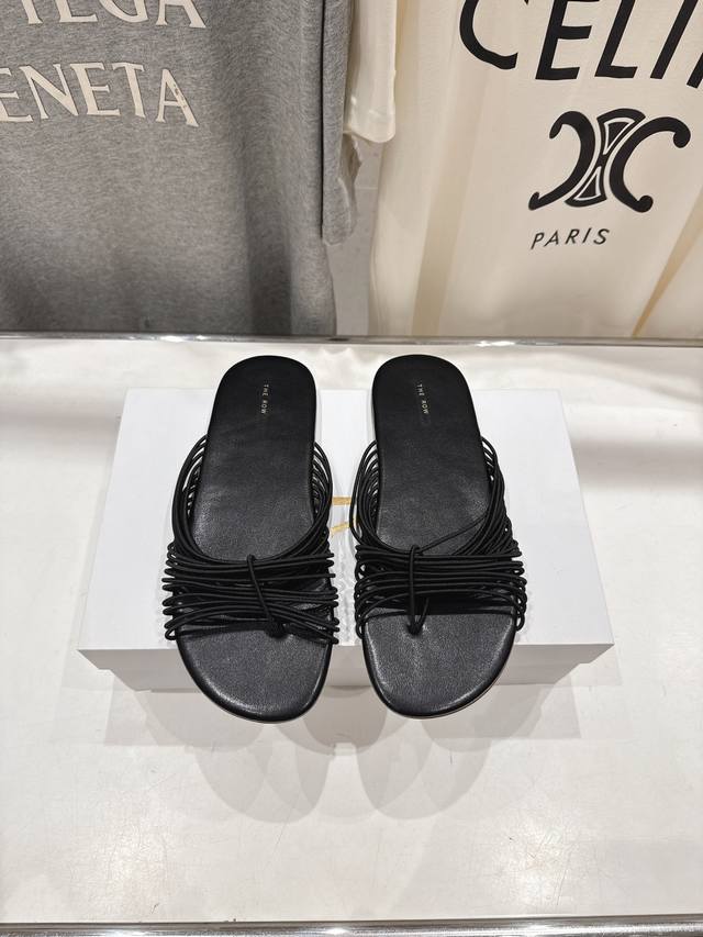 高版本出厂 The Row 2025Ss夏季爆款简约平底拖鞋 非常舒服的平底夹脚拖鞋，极简设计理念，版型显瘦好穿颜值与实用性并存 鞋面：原版定制进口松紧绳 内里