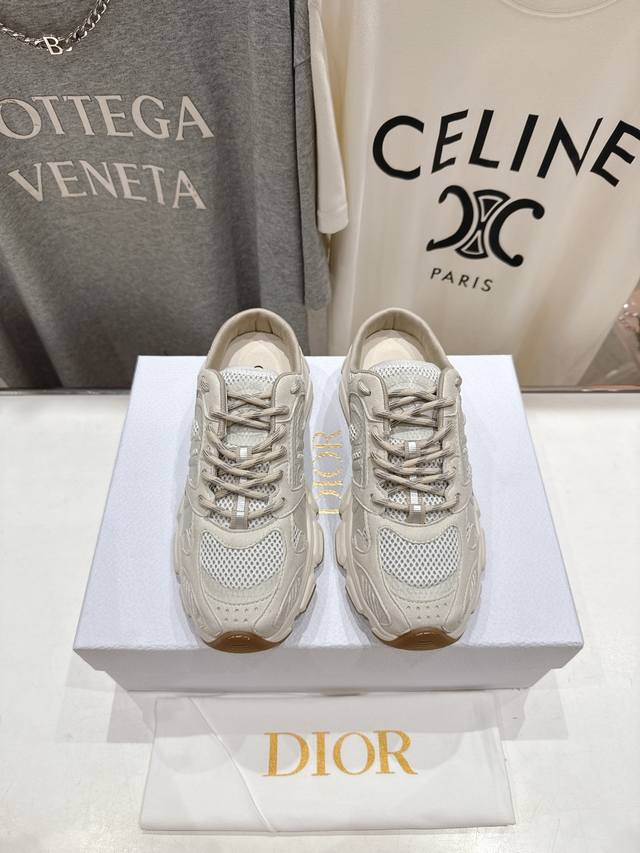 市场高版本 Dior 迪奥D家 Vibe半拖休闲运动鞋新款发布的标志性款式，融入D家高定精神诠释经典跑鞋！原版开发市场顶级版本 透明胶片与网眼织物和金银色皮革的