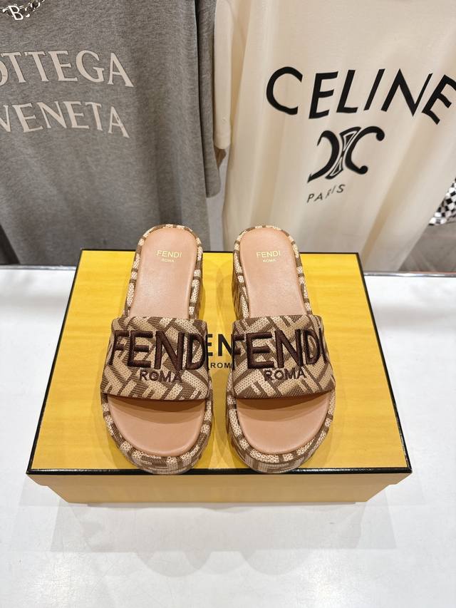 高版本出厂 Fendi*芬迪全新力作来袭！经典爆款的坡跟懒人拖鞋，拥有顶级品质，乃是跑量爆款！请认准咱家的品质与做工哟！ 鞋面：进口原版材质 内里：采用山羊皮