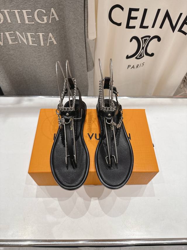 高版本出厂 Louis Vuitton Ss25 New Arrival Lv驴牌春夏系列新款平底夹脚凉鞋 简约精致，高级感满满，尽显优雅气质～上脚超好看，拉满