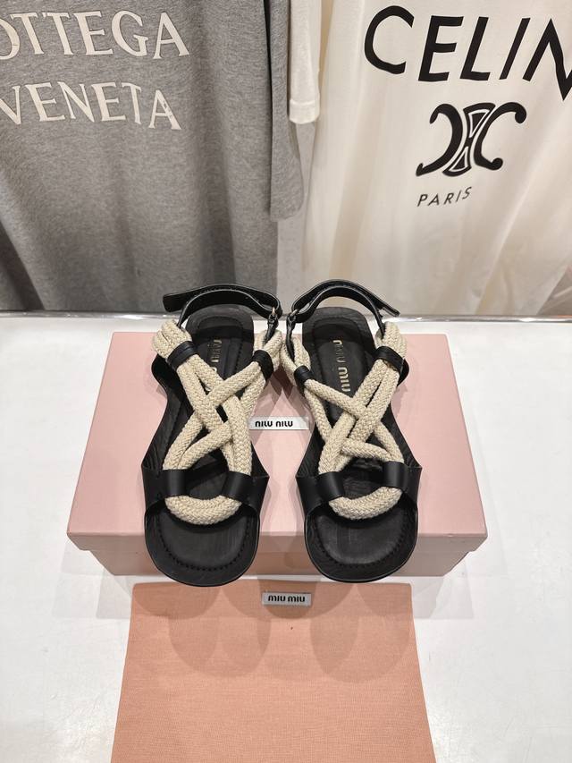 高版本出厂 Miumiu缪缪2025Ss仙女简约风平底凉鞋夏季百搭款。舒适又好穿，上脚显白 怎么穿都好看，今夏时髦精最爱～ 全球最火平底凉鞋， 出现在各大时装杂