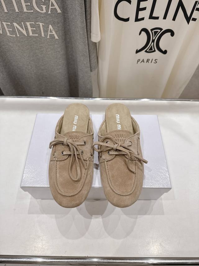 顶级出厂 Miumiu 缪缪2025Ss新品轻便半拖乐福鞋一脚蹬休闲鞋 简单很随意不羁又能体现单宁美感，整双鞋子设计简约时尚，上脚非常轻便 百搭！ 面料：原版进