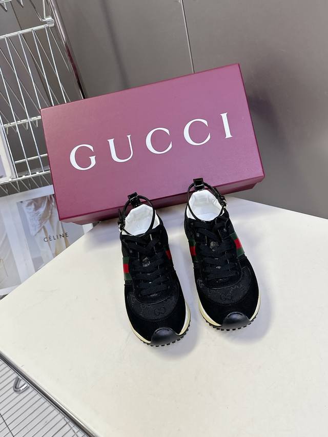 Gucci古驰2025最新春夏走秀款 运动鞋 阿甘鞋 超火的25秀款单品 出镜率超高 好多明星网红种草 经典的鞋型设计采用创新缝线工艺打造如水般的流动质感 上脚