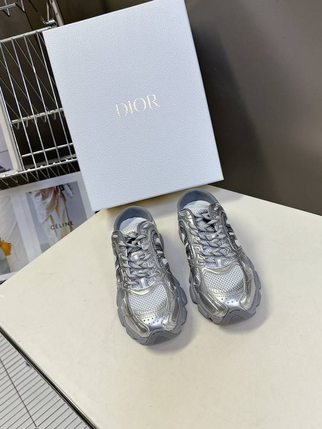 Dior迪奥Chrono系列运动鞋 半拖 这款Dior Chrono运动鞋延续经久不衰的轮廓，采用网纱精心制作，所以上脚会特别的舒服哦 饰以Cd特殊工艺Logo