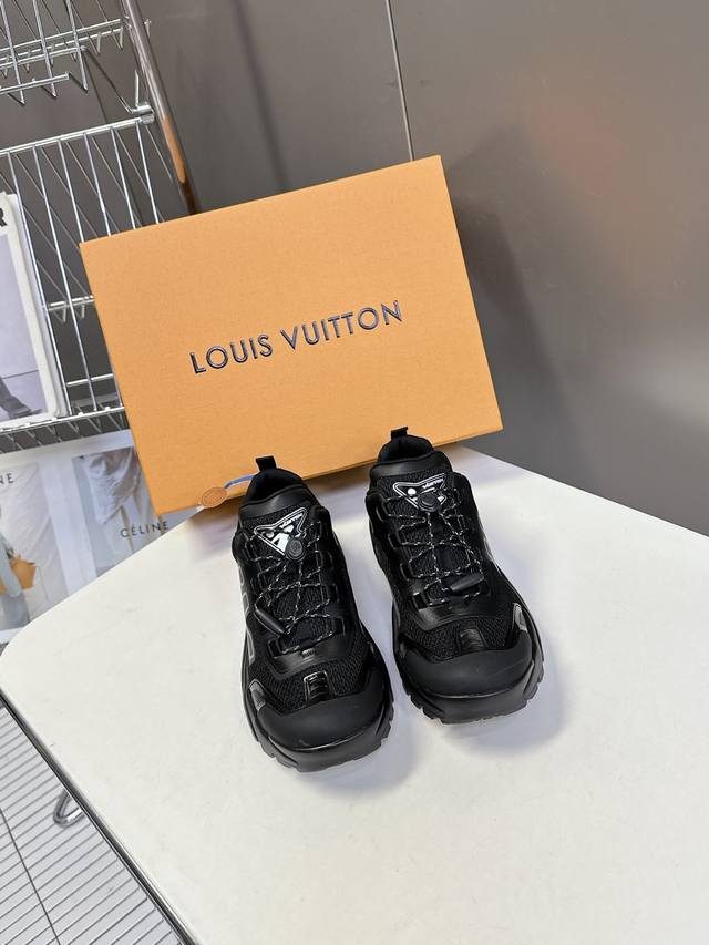 Louis Vuitton 路易威登最新款 运动鞋 休闲鞋 超多明星时尚博主种草 Lv运动鞋以摩登笔触焕新设计 为镜面牛皮革拼接透气网布滴胶工艺描绘出图案复古又