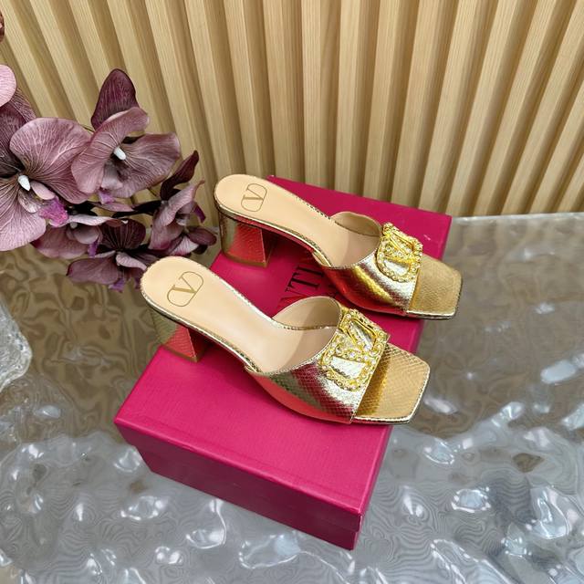 Valentino25Ss 华伦天奴 专柜新品蛇纹钻V扣粗跟凉鞋 独家开模V扣 网红街拍都爱搭配的腔调单品哦~ 跟着时尚达人的步伐来走准没错！搭配上简单或时尚款