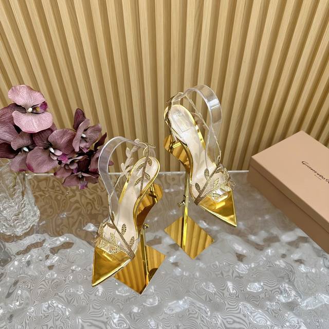Gianvito Rossi 经典款尖头树叶高跟凉鞋 这双尖头高跟漆皮树叶装饰女鞋，简直是我的心头爱！尖头的造型精致又时尚，尽显女性魅力。漆皮的材质光亮夺目，散