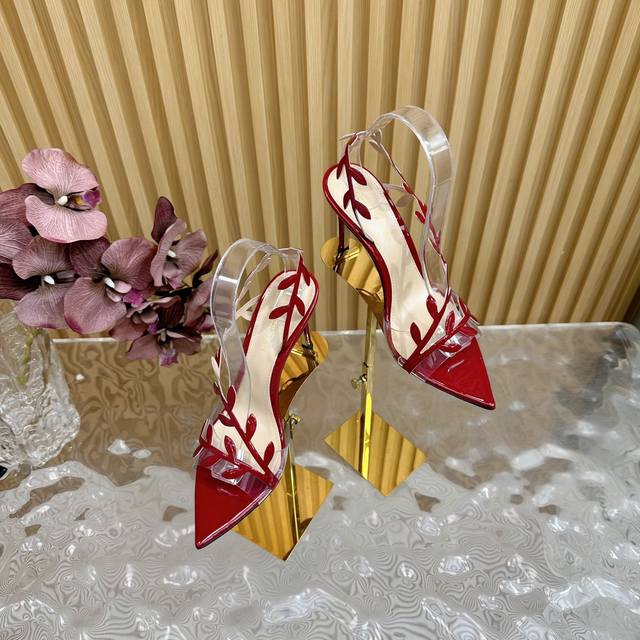 Gianvito Rossi 经典款尖头树叶高跟凉鞋 这双尖头高跟漆皮树叶装饰女鞋，简直是我的心头爱！尖头的造型精致又时尚，尽显女性魅力。漆皮的材质光亮夺目，散