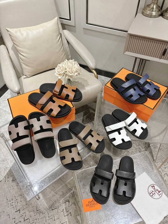 顶级版本 Hermes 爱马仕火到不行的情侣款二舅拖 最新蛇纹凉鞋拖鞋,搭配各种彩色袜子，潮爆了！ 鞋面：进口牛皮 羊京皮 布面 掌纹皮 内里：进口牛皮 羊皮
