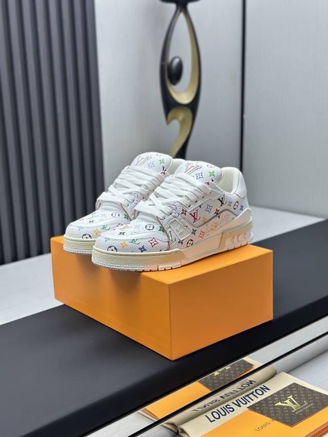 莞产代购级 情侣款东莞高端货源 代购级版本 Lv-路易-威登走秀新款 原版1：1开发复刻！！上脚非常舒适 奢侈用料，做工精细 鞋面由意大利进口小牛皮拼接，侧边饰