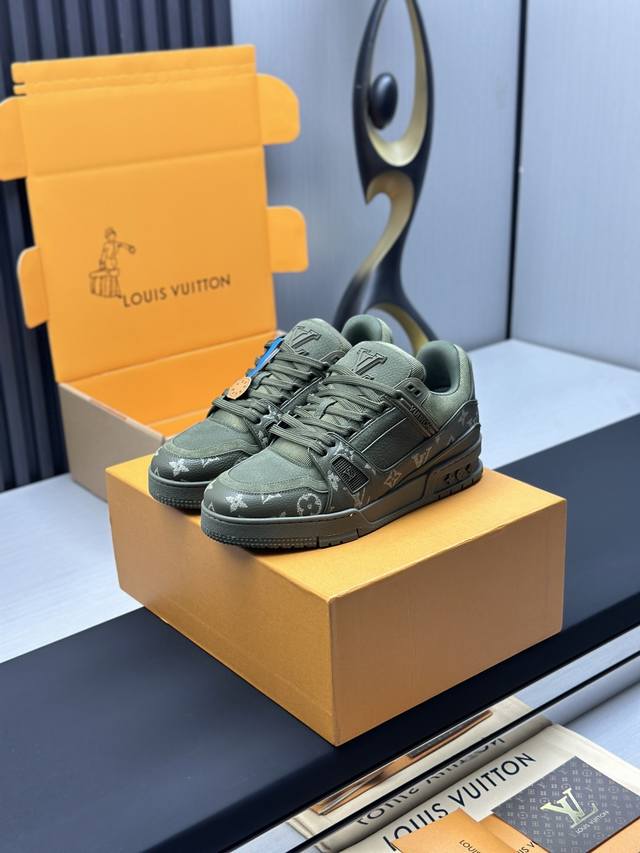 代购级 情侣款路易威登 代购级版本 Lv-路易-威登走秀新款 原版1：1开发复刻！！上脚非常舒适 奢侈用料，做工精细 鞋面由意大利进口小牛皮拼接，侧边饰有品牌L