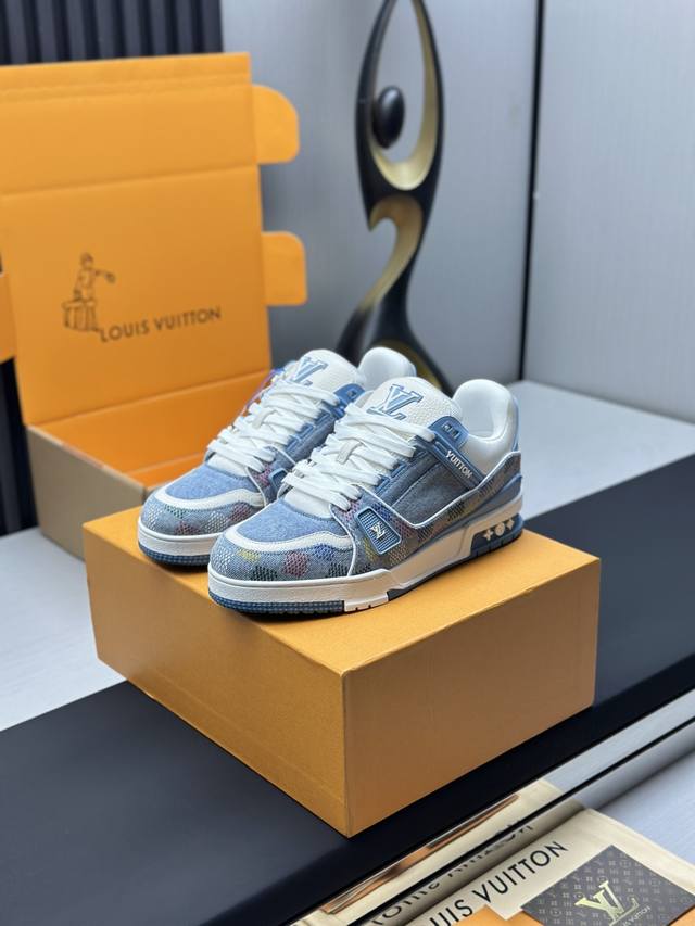 情侣款路易威登 代购级版本 Lv-路易-威登走秀新款 原版1：1开发复刻！！上脚非常舒适 奢侈用料，做工精细 鞋面由意大利进口小牛皮拼接，侧边饰有品牌Logo标