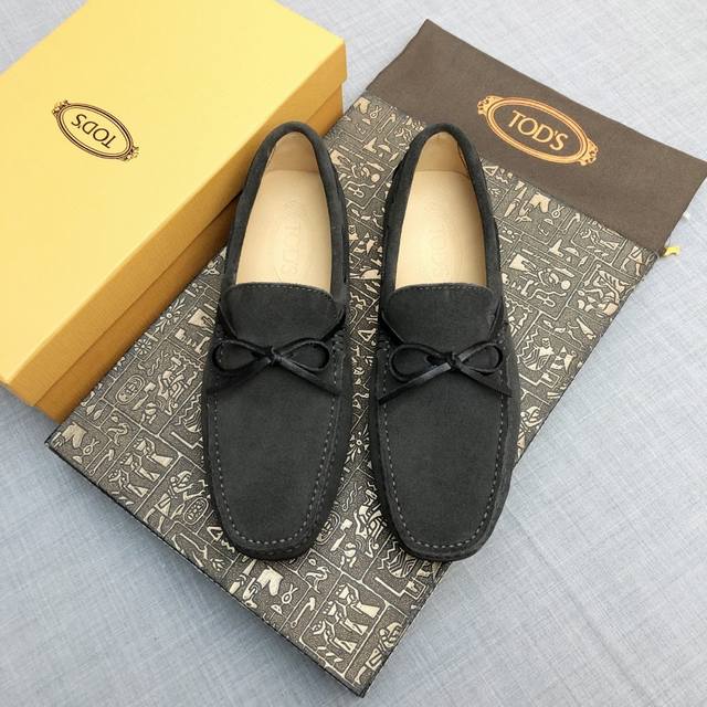 Tods 男士豆豆鞋 专柜同步新款 高端品质 磨砂皮杏色牛里.原版包装。深灰色，尺码38-45。