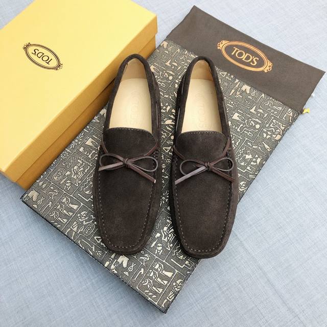 Tods 男士豆豆鞋 专柜同步新款 高端品质 磨砂皮杏色牛里.原版包装。咖啡色，尺码38-45。