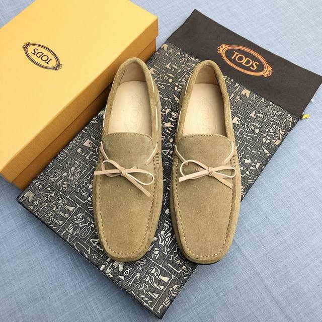 Tods 男士豆豆鞋 专柜同步新款 高端品质 磨砂皮杏色牛里.原版包装。驼色，尺码38-45。