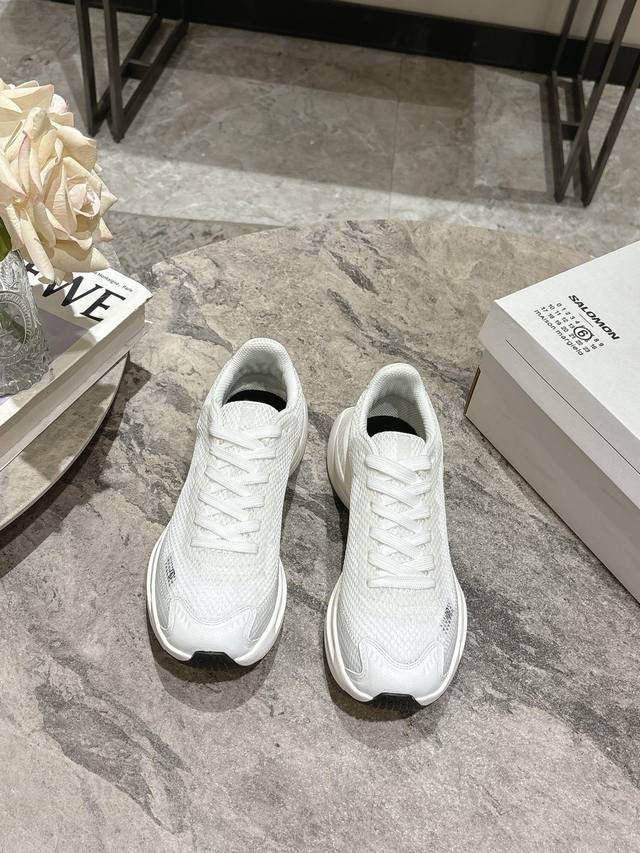 出厂 Mm6 X Salomon Spectur 2是Mm6 Maison Margiela与Salomon合作的2025春夏系列鞋款，以公路跑鞋Spectur