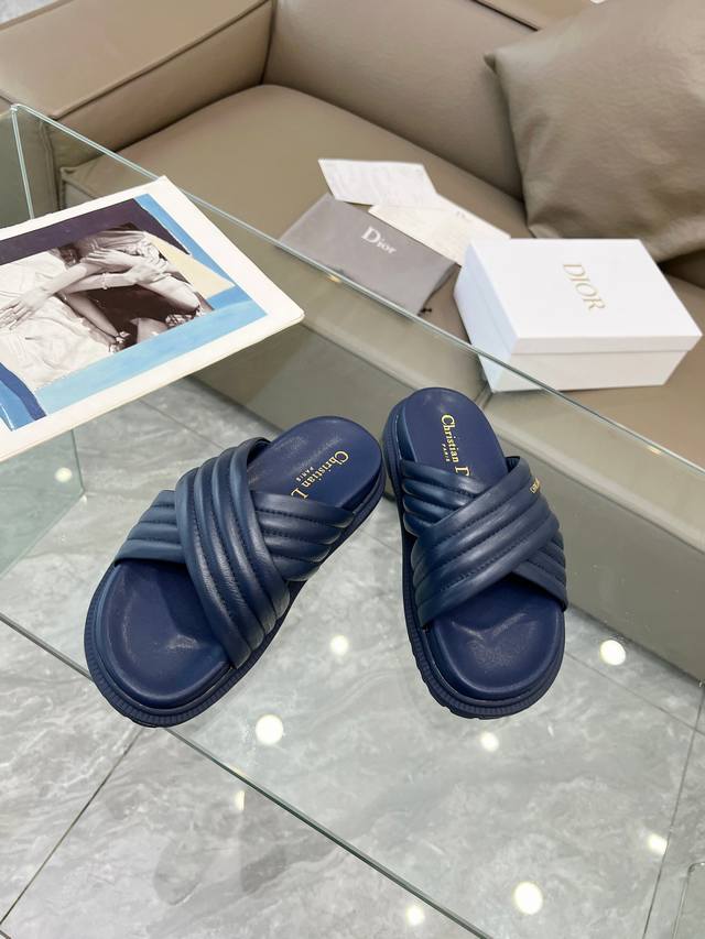 Dior迪奥高版本拖鞋新品经典款 代购级别品质国外专柜爆款厚底凉拖黑色，红色，米白色，卡其色，粉色，蓝色 鞋面内里：全真皮。 鞋底：原版开模1.1 轻便 T