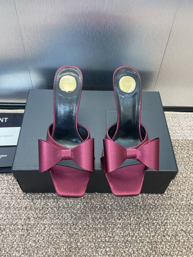 工厂P价P Saint Laurent Paris 圣罗兰2025春夏新款蝴蝶结高跟女凉鞋 Ysl明星同款方头交叉带露趾拖鞋 材质:进口真丝鞋面+水染羊皮里+意