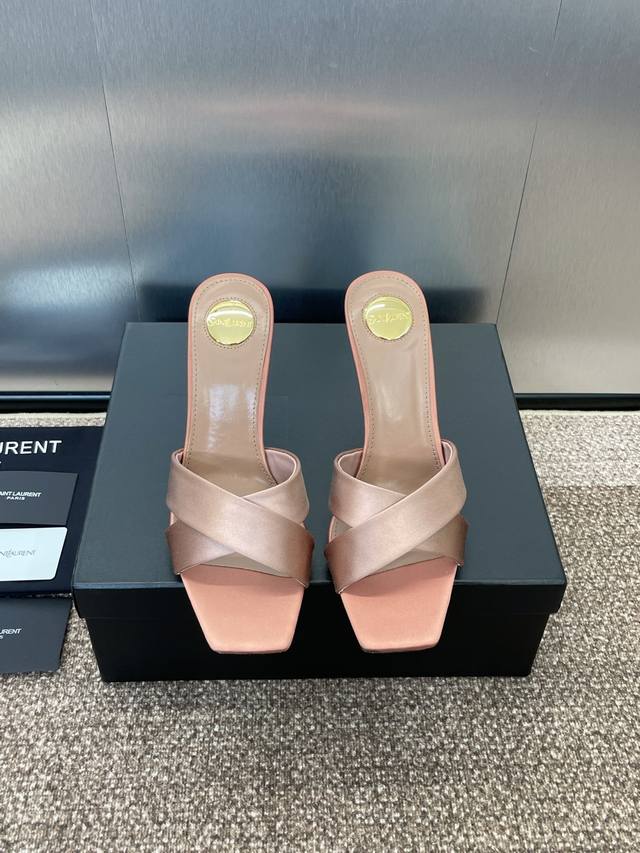工厂P价P Saint Laurent Paris 圣罗兰2025春夏新款罗马风格高跟女鞋 Ysl明星同款字母跟圆头交叉带露趾拖鞋 材质:进口真丝鞋面 牛漆皮+