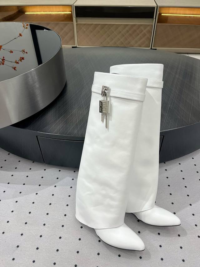 秋冬新品，火遍整个时尚圈，各路网红大咖，以及明星大腕的最爱。 ★面料： 牛皮 内里：牛皮 鞋底：牛皮大底 优雅风格 创造不一样的感觉 跟高：坡跟9 Cm 简约气