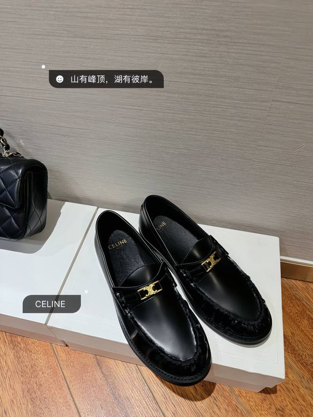 经典款升级 ★面料 开边珠 内里 羊皮 鞋底 超轻发泡底 优雅风格 创造不一样的感觉 跟高 2 Cm 专柜包装 简约气质款式！ Show Bdetails ⊿：
