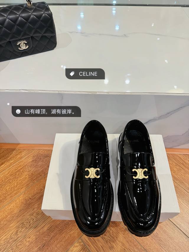 经典款升级 ★面料 漆皮 内里 羊皮 鞋底 超轻发泡底 优雅风格 创造不一样的感觉 跟高 3 Cm 专柜包装 简约气质款式！ Show Bdetails ⊿：S