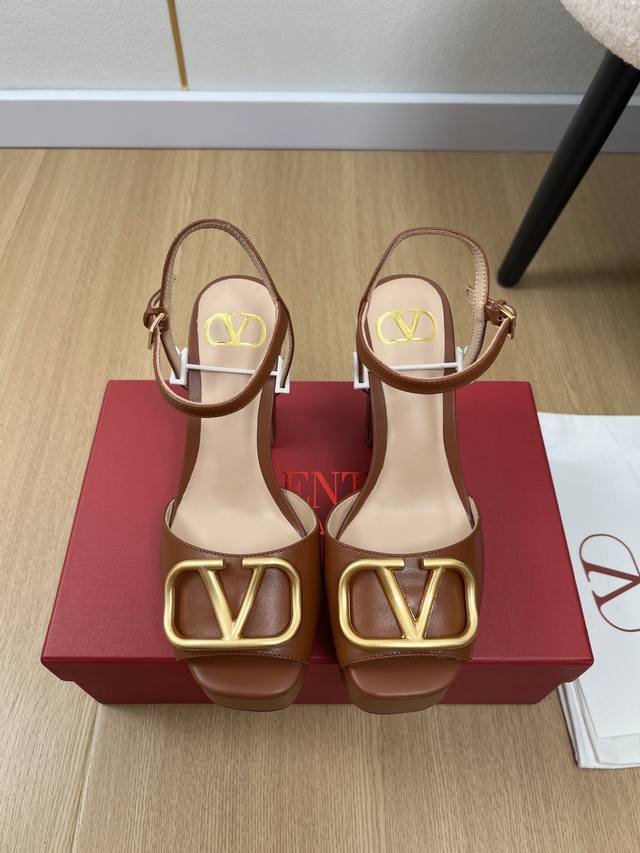 Valentino 华伦天奴 2025 V家2025春夏新品 专柜新款大V扣鱼嘴水台粗跟凉鞋系列 泰裤辣！妥妥神器一枚 中跟设计穿上好看又不会累，深口设计搭配彰