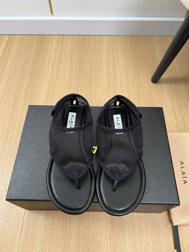 Alaia 阿莱亚 2025 2025春夏新品 专柜主打爆款经典复古网面夹脚凉鞋单鞋 拒绝不了的凉鞋阿莱亚彰显女性身形之美、传递女性力量，简约优雅的雕塑感设计，