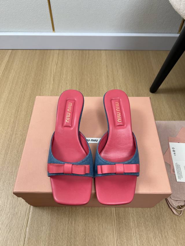 Miumiu缪缪 2025 Miu家2025春夏新品 专柜最新爆款3D刺绣Logo 蝴蝶结 字母扣 小猫跟拖鞋系列 小红书力推爆款 ，原版购入开发 做货 Miu