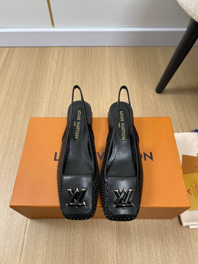 Louis Vuitton 路易威登 2025 L家2025春夏新品 专柜最新爆款冲孔方头粗跟后空凉鞋系列 小红书力推爆款，金属粗跟，L饰扣再添摩登风范。。经典