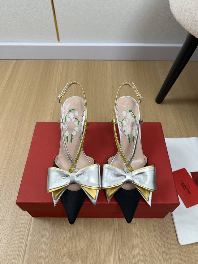 Valentino 华伦天奴 2025 V家2025春夏新品 专柜最新经典蝴蝶结尖头后空凉鞋系列 泰裤辣！妥妥神器一枚 中跟设计穿上好看又不会累，深口设计搭配彰