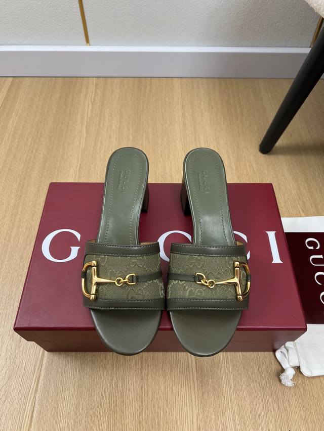 Gucci古奇 2025 G家2025春夏新品 专柜最新走秀爆款马衔扣中跟拖鞋系列 鞋面：牛皮+老花 牛皮+羊猄 内里：羊皮里 大底：意大利真皮大底 跟高：5.