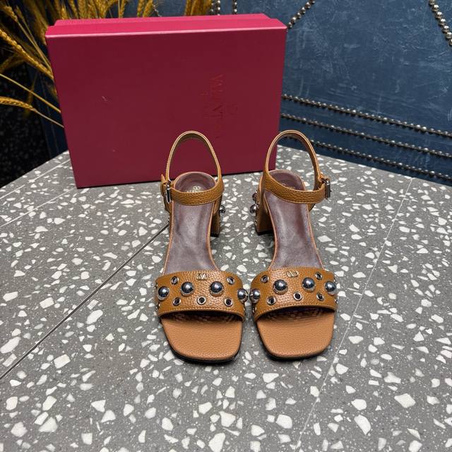 Valentino 华伦天伦 专柜1:1 鞋面：牛皮 牛京皮 内里：羊皮 跟高：5.5Cm 大底：真皮大底 码数：35-42码 40.41.42定制 价格P：