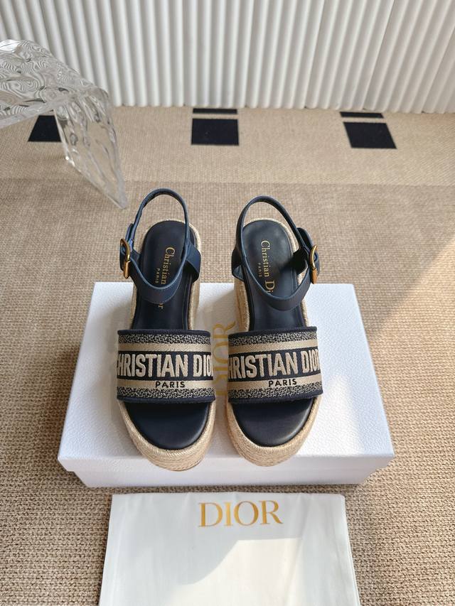 Dior 迪奥25Ss春夏新款 草编坡跟凉鞋 这款 Ay 坡跟凉鞋是一款历久弥新的经典单品。深蓝色棉质鞋面饰以Cistian Paris标志刺绣，富有辨识度，可