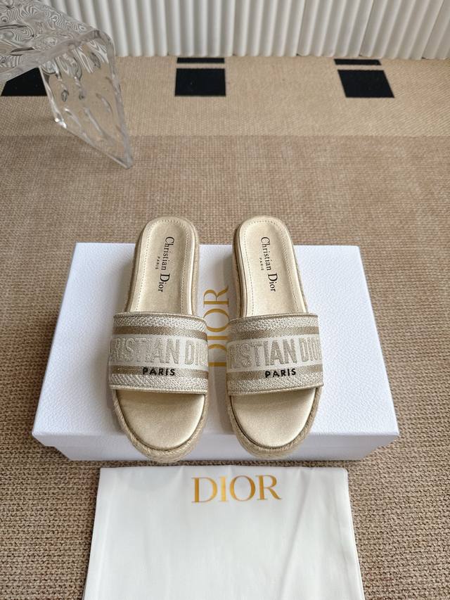 Dior 迪奥 25Ss 夏季新款 沙滩拖鞋 夏季到海边度假的最佳选择，这款最得意的设计就是垫脚磨砂面，区别于任何一款果冻鞋，碰水不会滑脚，下雨天或海边游玩穿起