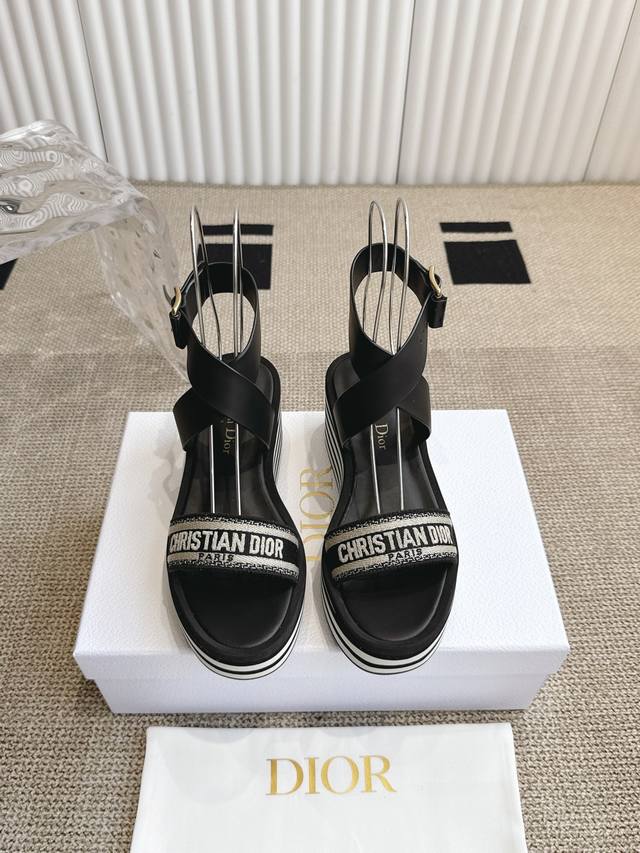 Dior 迪奥 25Ss 早春新款 Ay 坡跟刺绣条纹厚底凉 这款 Ay 坡跟是一款历久弥新的经典单品。深蓝色棉质鞋面饰以Cistian Paris标志刺绣，富