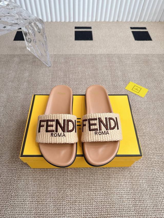 Fendi 25Ss 芬迪系列平底拖鞋 每年必备Ff拖今年还加了新的系列，美到无法言喻 绝好的穿着舒适感可是经典必备，各种风格搭配都Hold的住！ 面料：进口原