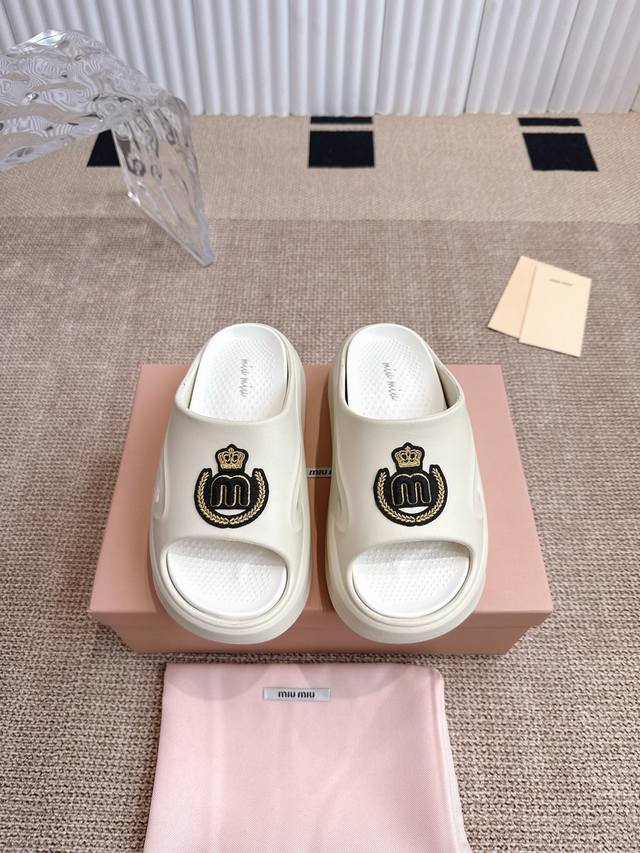 Miumiu 缪缪厚底拖鞋夏季2025新款网红外穿运动沙滩防滑踩屎感耐磨凉拖 这个夏季，每一步都值得纪念，青春总是在最阳光的地方帮你保留着就像一双拖鞋透心 码数