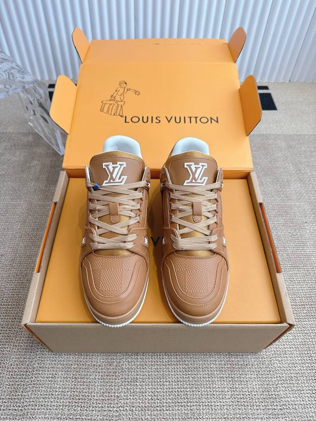 Louis Vuitton 路易威登 Trainer运动鞋 本款 Lv Trainer 运动鞋拼接 Monogram 丹宁布和 Monogram粒面牛皮革，以色