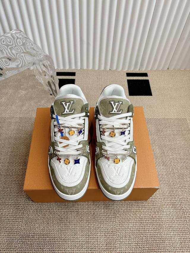 扣60 Louis Vuitton 路易威登 Trainer运动鞋 本款 Lv Trainer 运动鞋拼接 Monogram 丹宁布和 Monogram粒面牛皮