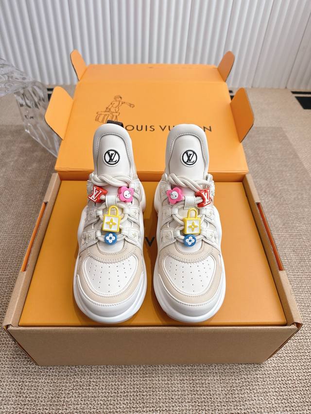 代购级 Louis Vuitton 路易威拱桥底休闲厚底系带 顶级版本 此款Iv采用抢眼的波浪形鞋底和大型鞋舌，搭载运动气息十足的超弹性风格橡胶外底，注目度十足